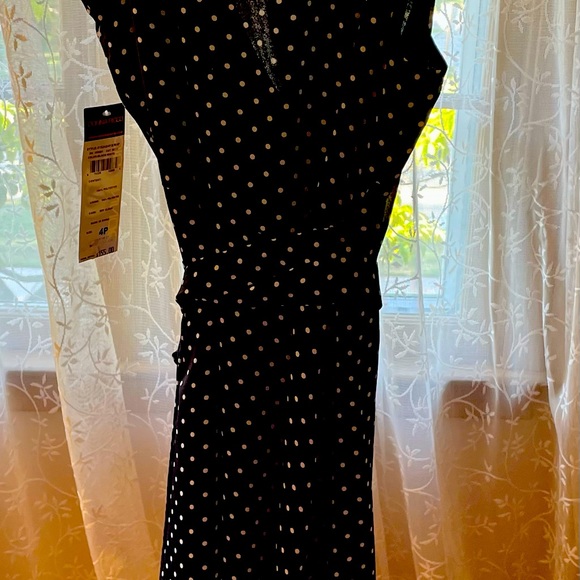 Donna Ricci Dress, NWT wrap around with attached fabric belt to tie. - Picture 2 of 8